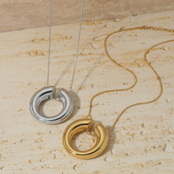 Hollow ring C-shaped glossy pendant necklace