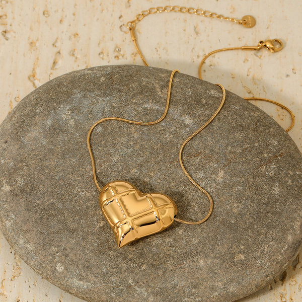 Hollow plaid love pendant necklace