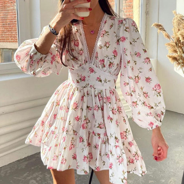 slim V-neck short long-sleeved dress